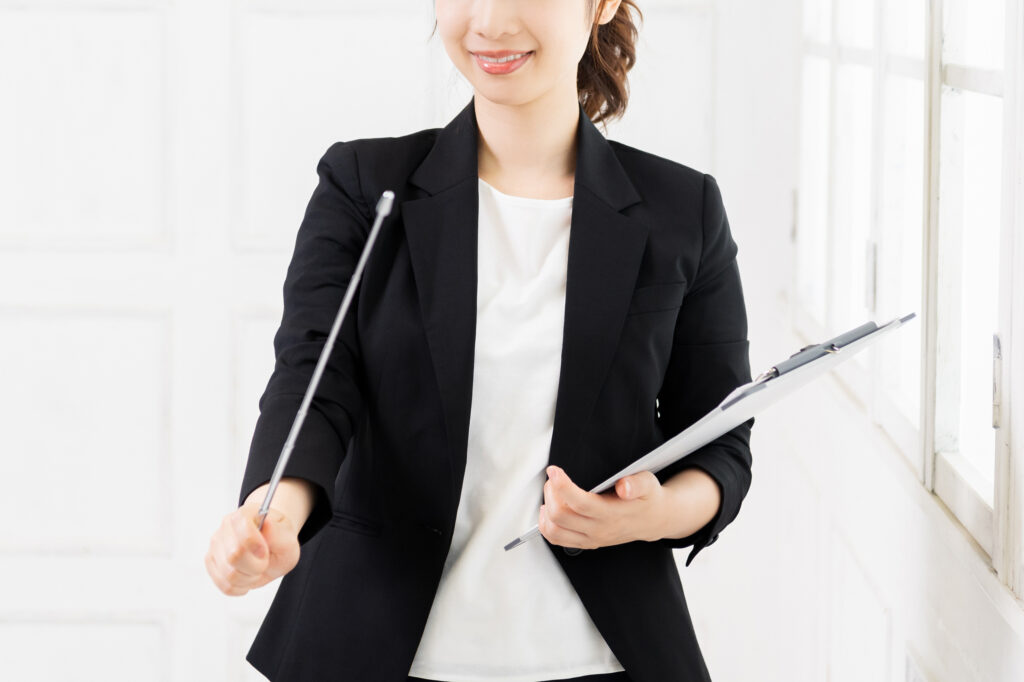 説明をする女性スタッフ