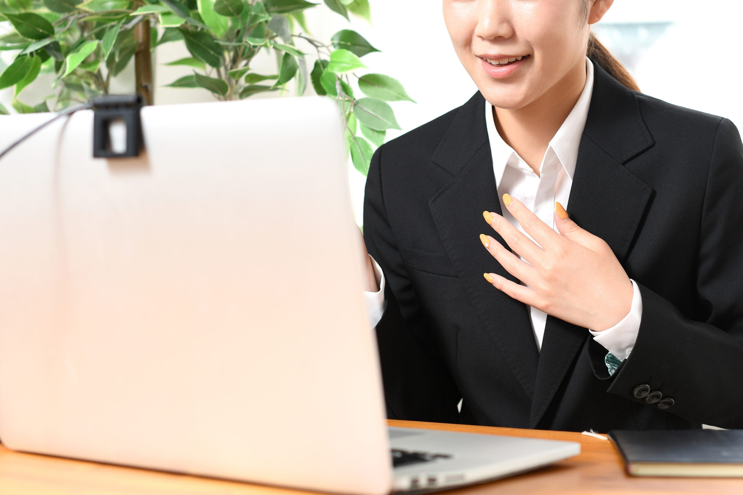 パソコンに向かって話す女性