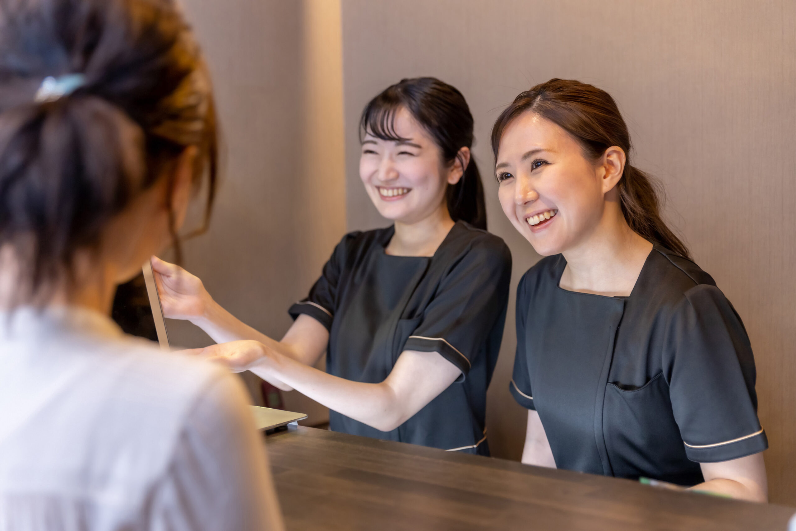 お客様と談笑するスタッフ