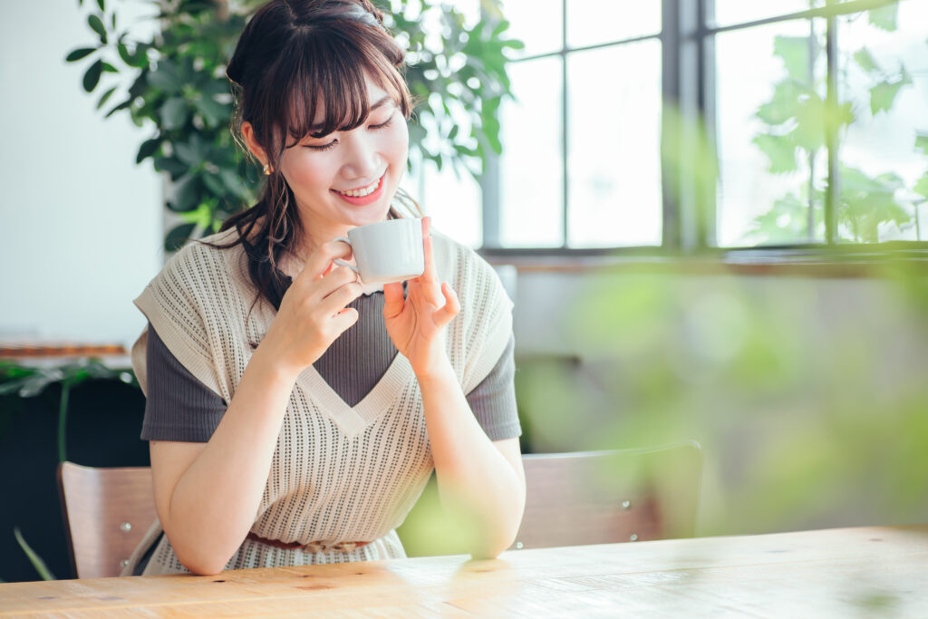 コーヒーを飲む女性